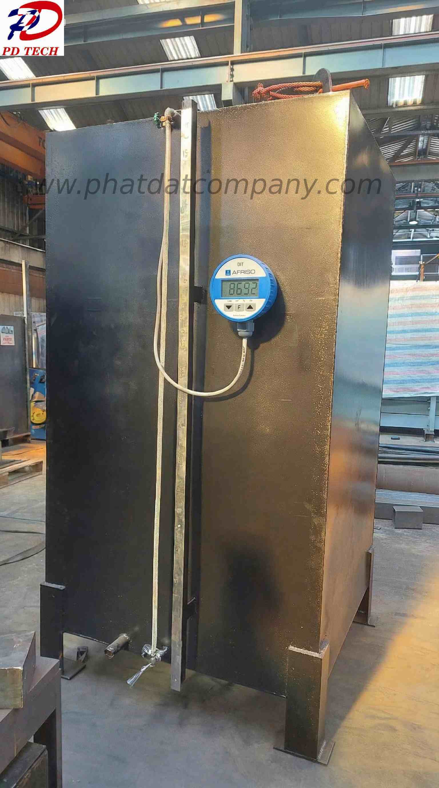 Cảm biến đo mức dầu áp suất thủy tĩnh AFRISO Germany lắp đặt thực tế tại bồn dầu nhà máy